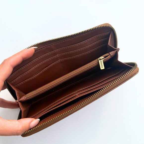 Fossil Brown Leather Clutch / Wallet – Stylish & Timeless - Picture 2 of 7